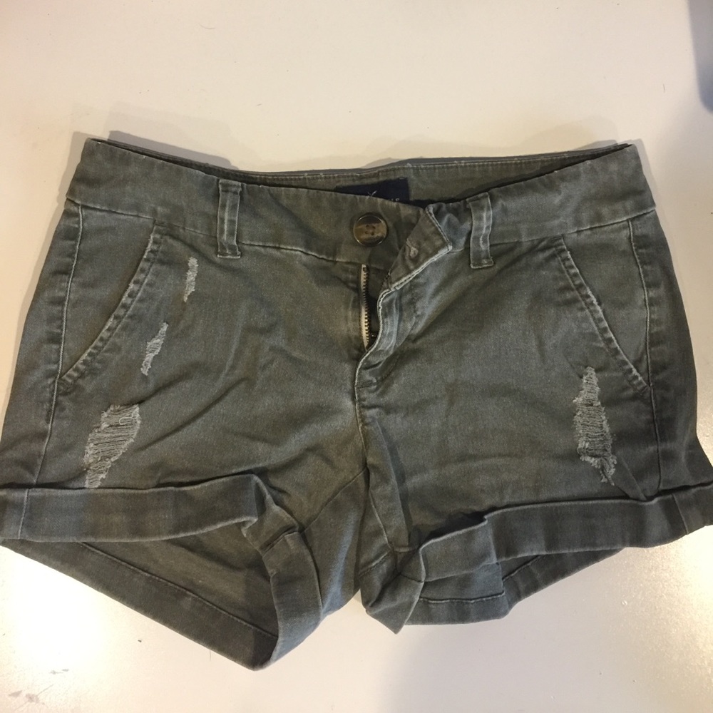 Slightly distressed, olive green Midi shorts - 0