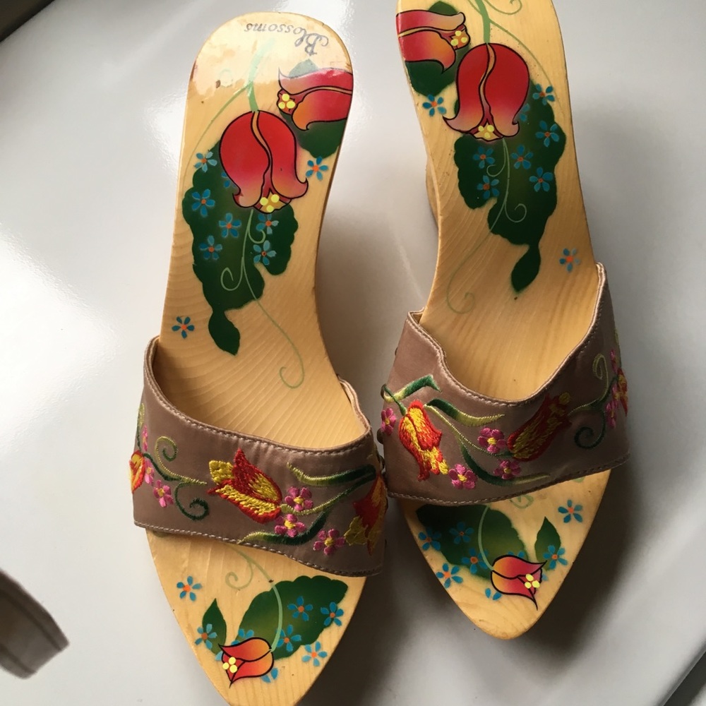 Wooden floral wedge style heel