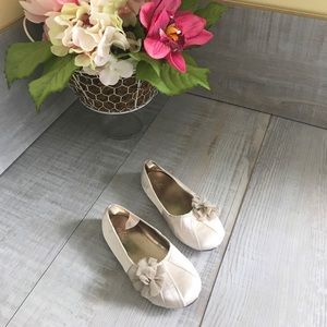 Gap cream colored girls dress shoes