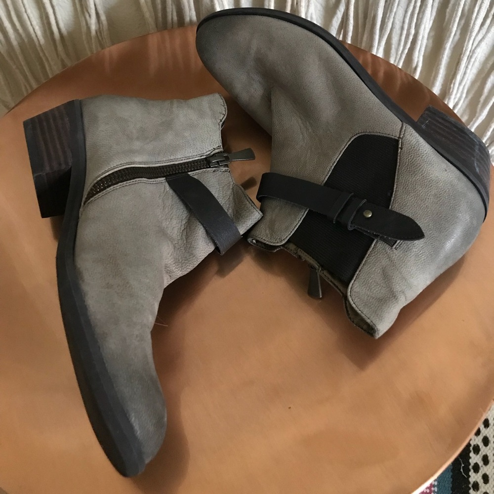 BP Daphne ankle bootie - light grey color size 6