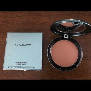 MAC Alluring Aquatic Bronzing Powder in Golden