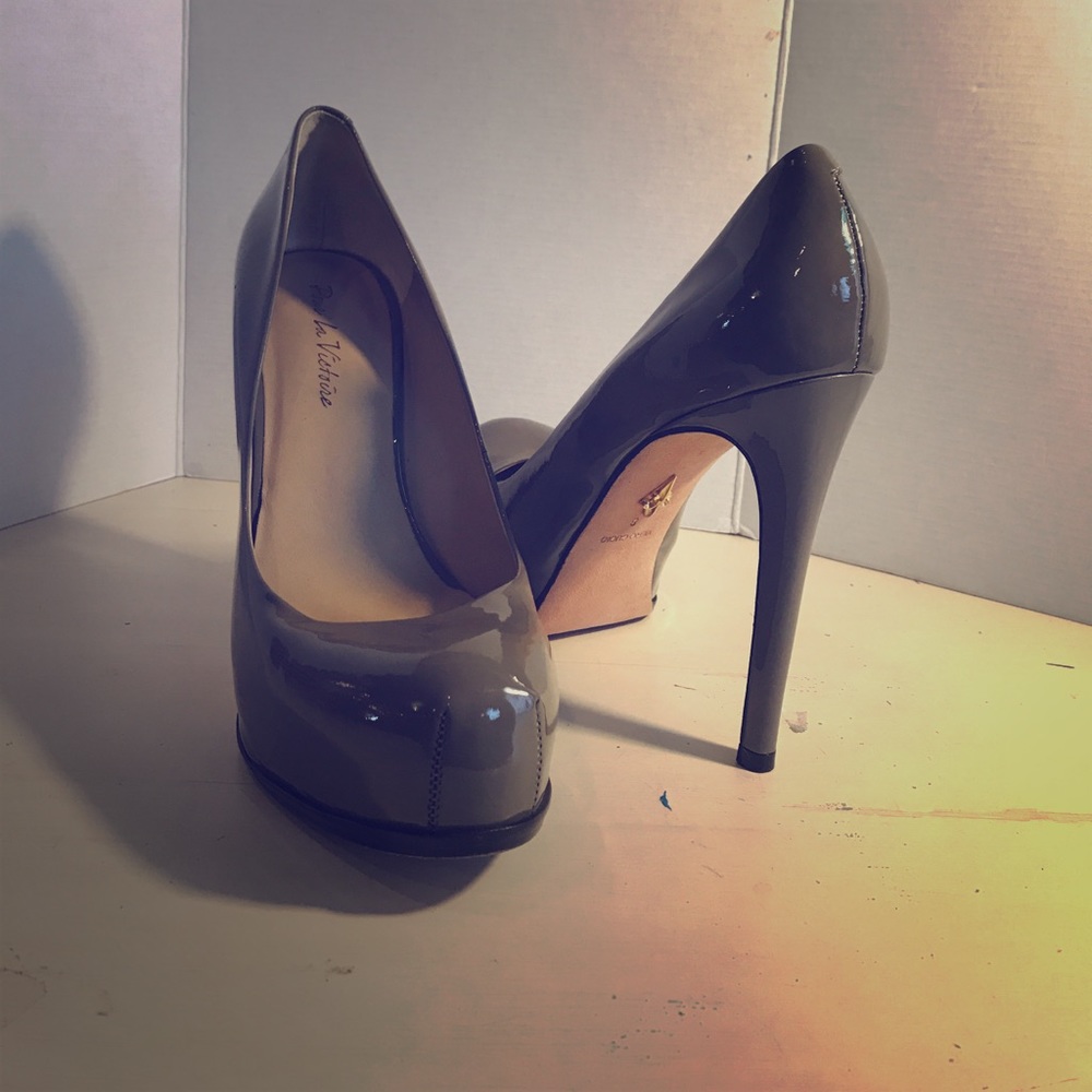 Grey leather pumps. Shoes