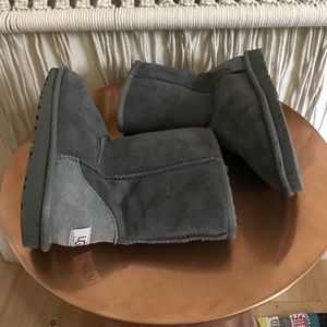 Ugg Classic Short boot in Grey