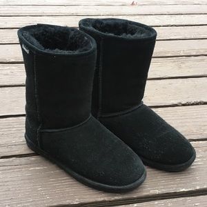 BEARPAW Black boots