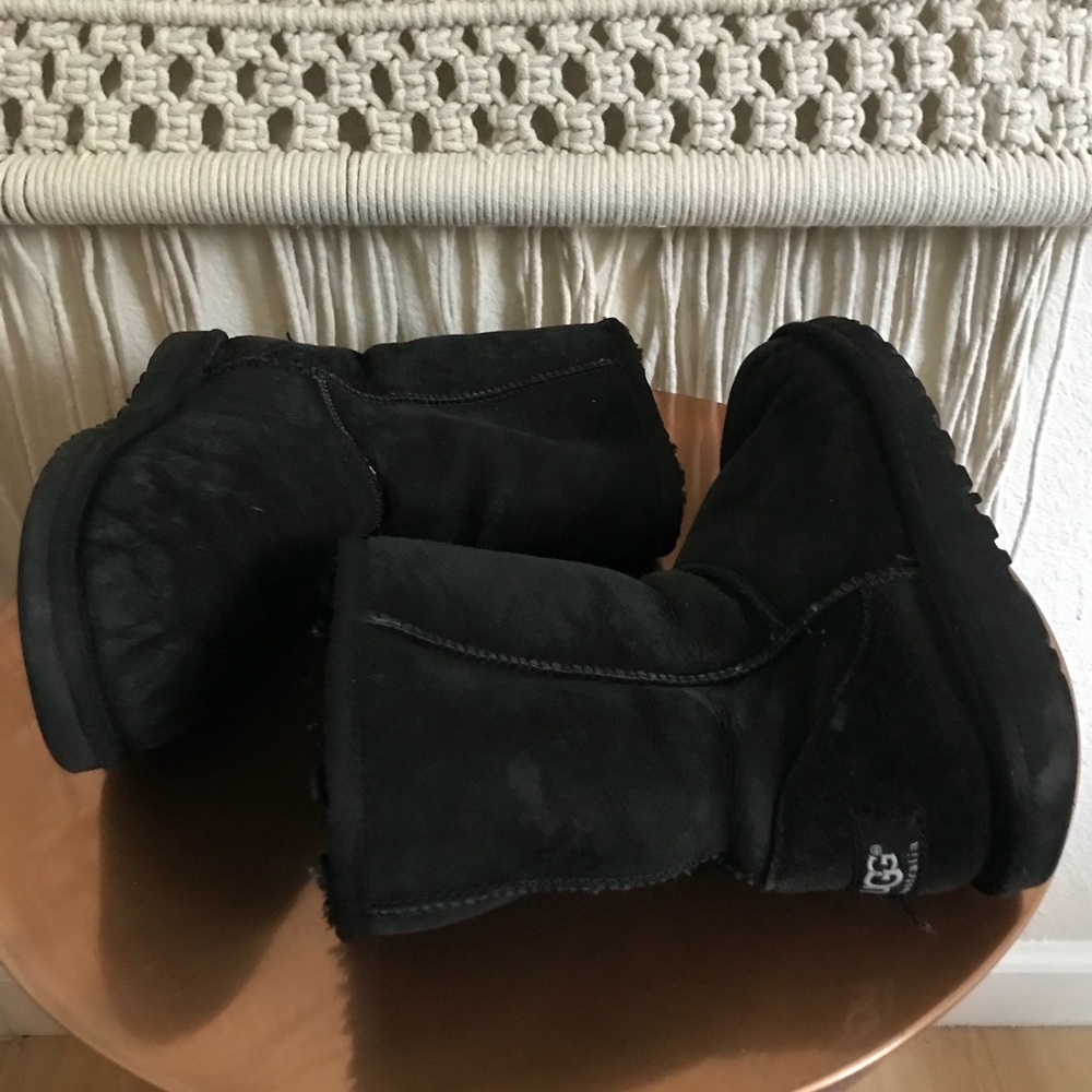 Ugg Short Boot - in color black