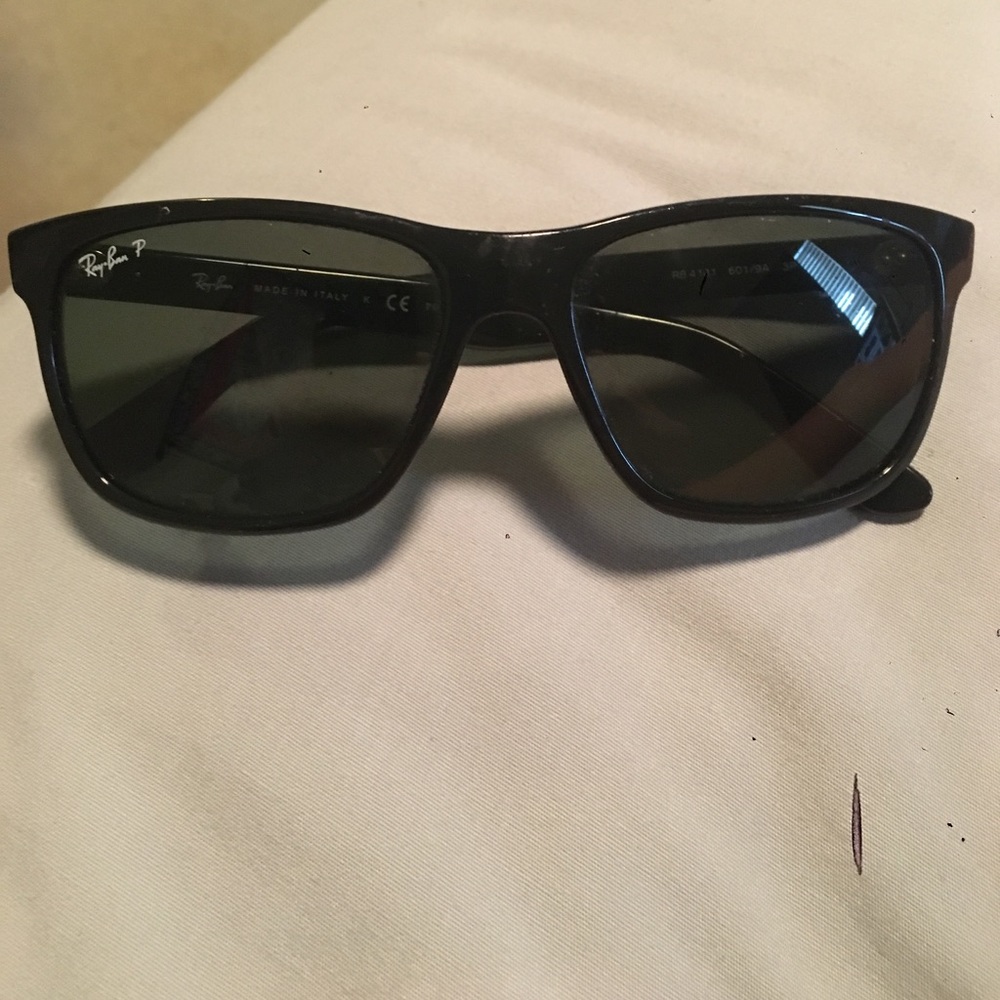 Unisex Rayban Justin polarized black sunglasses!