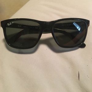 Unisex Rayban Justin polarized black sunglasses!