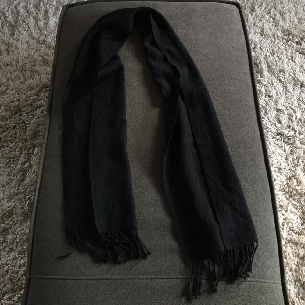 Saks Fifth Avenue 100% Cashmere Scarf NWOT Blk