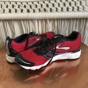 Brooks T6 Racing Flats - size 6 - Barely Worn
