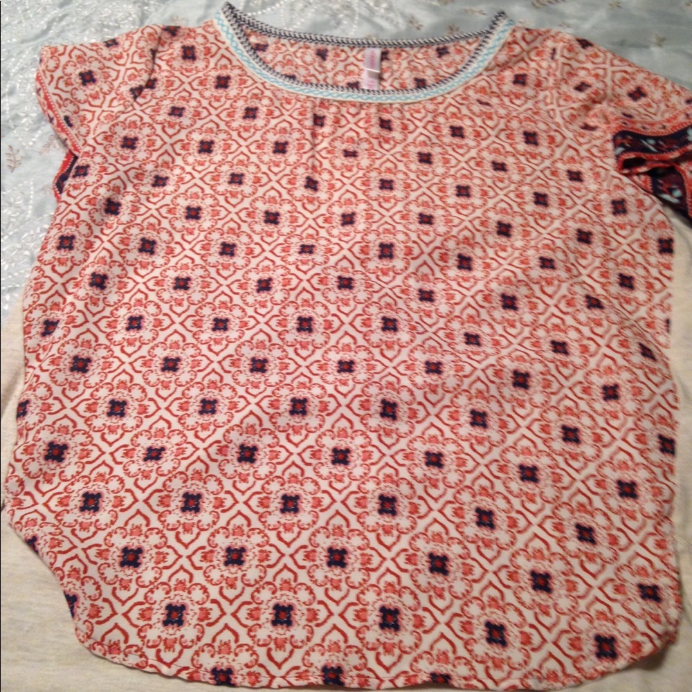 Xhilaration patterned top
