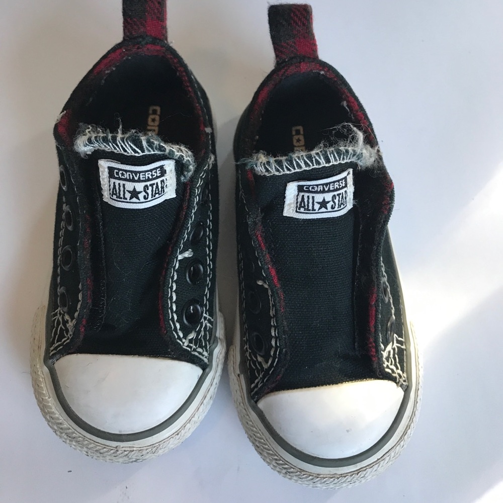 Cool converse kicks for your toddler. Size 5