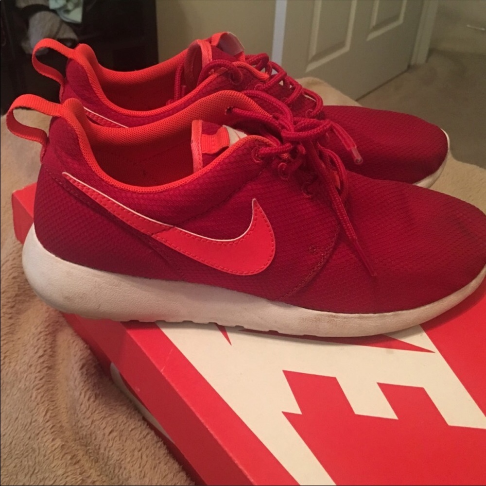 Red Nike Roshe❤️