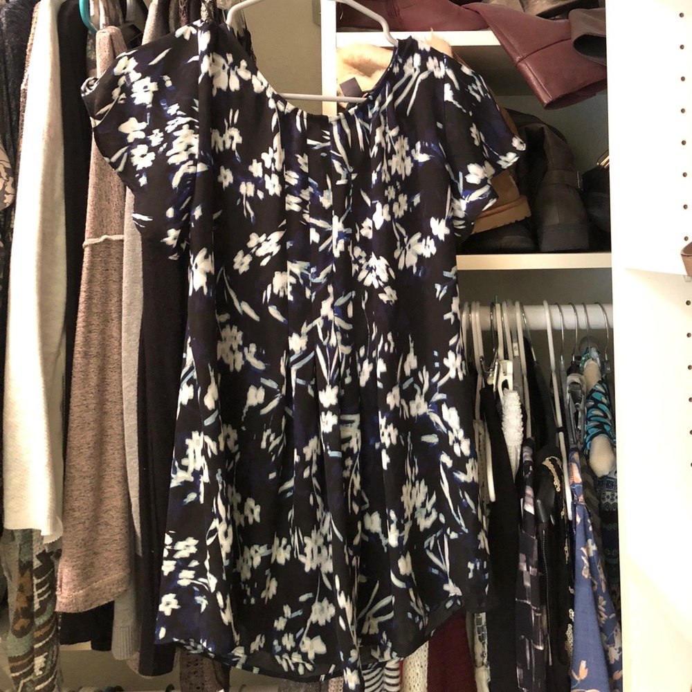 Adorable maternity shirt - flattering as can be!