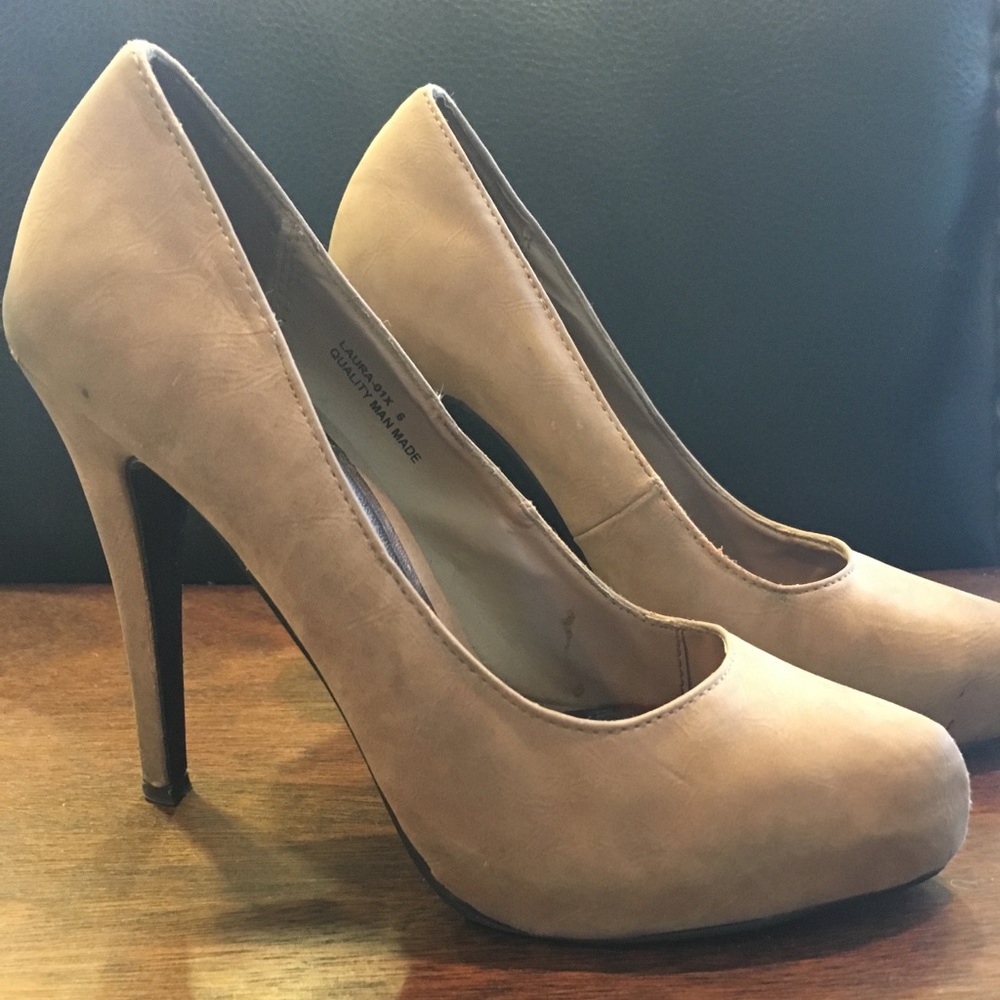 Nude/beige pump