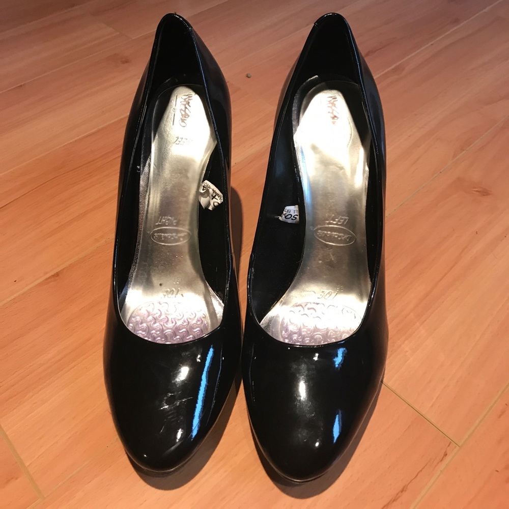 Black patent pumps with gel inserts!