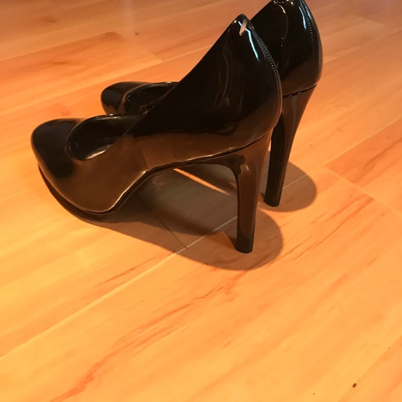 Black patent pumps with gel inserts! - Picture 2 of 4