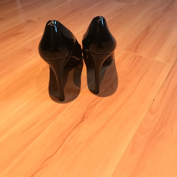 Black patent pumps with gel inserts! - Picture 3 of 4