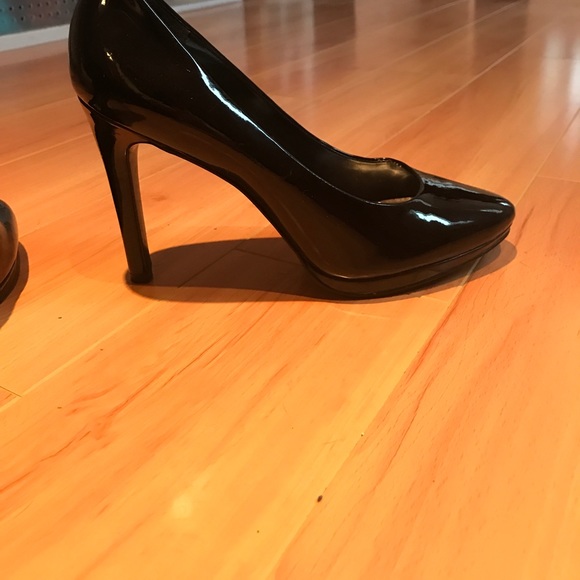 Black patent pumps with gel inserts! - Picture 4 of 4