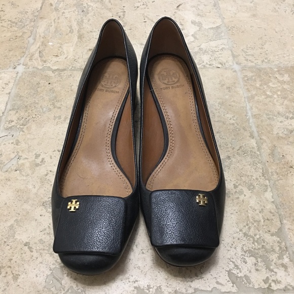 Tory Burch low black heels. - Picture 2 of 5