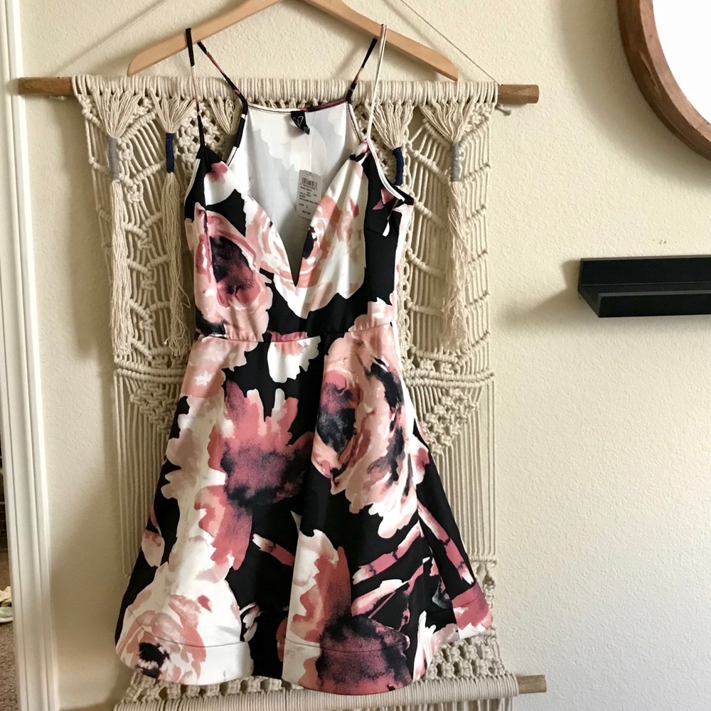 Windsor Floral Plunge Neck Skater Dress - Size L