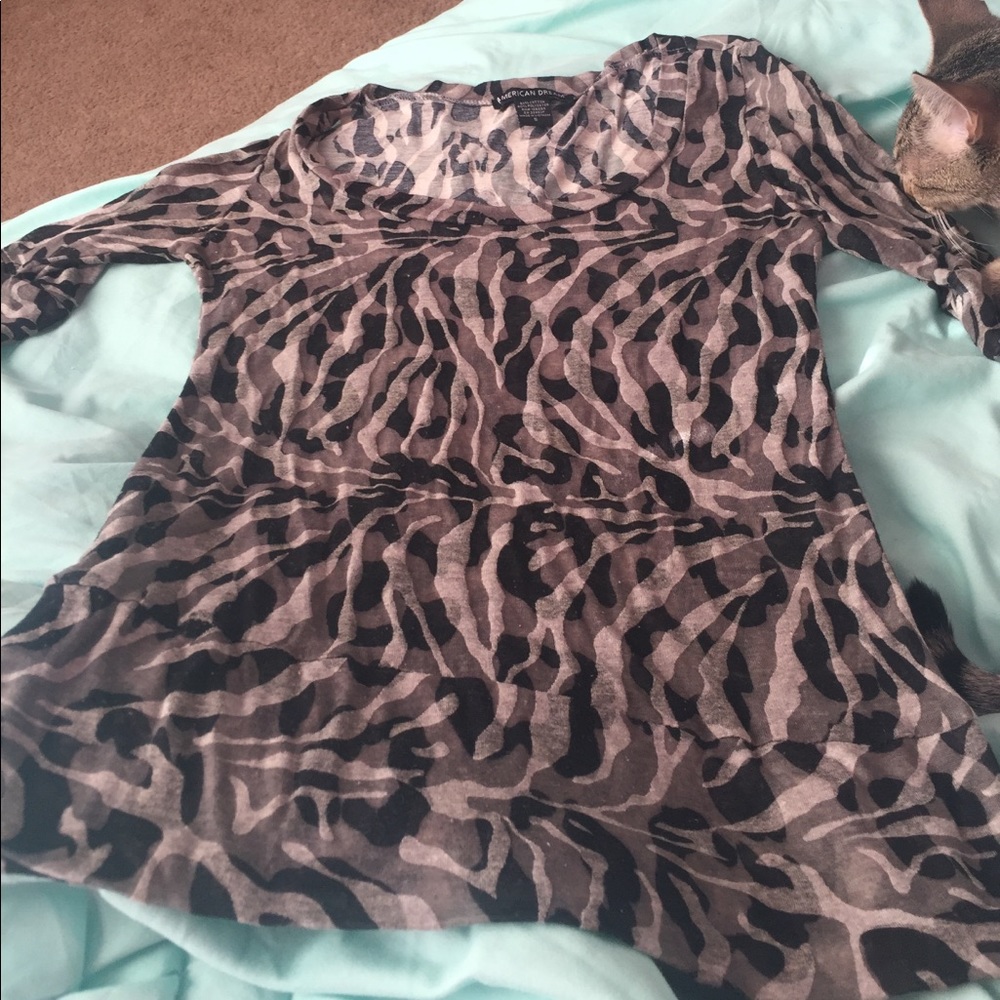 V-neck elbow sleeve shirt