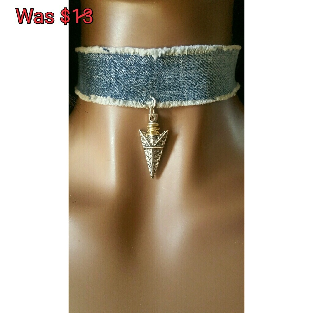 Jean distressed choker necklace with arrow pendant