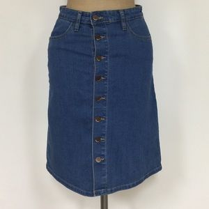 Blue denim button down skirt w/pockets ((size 0))