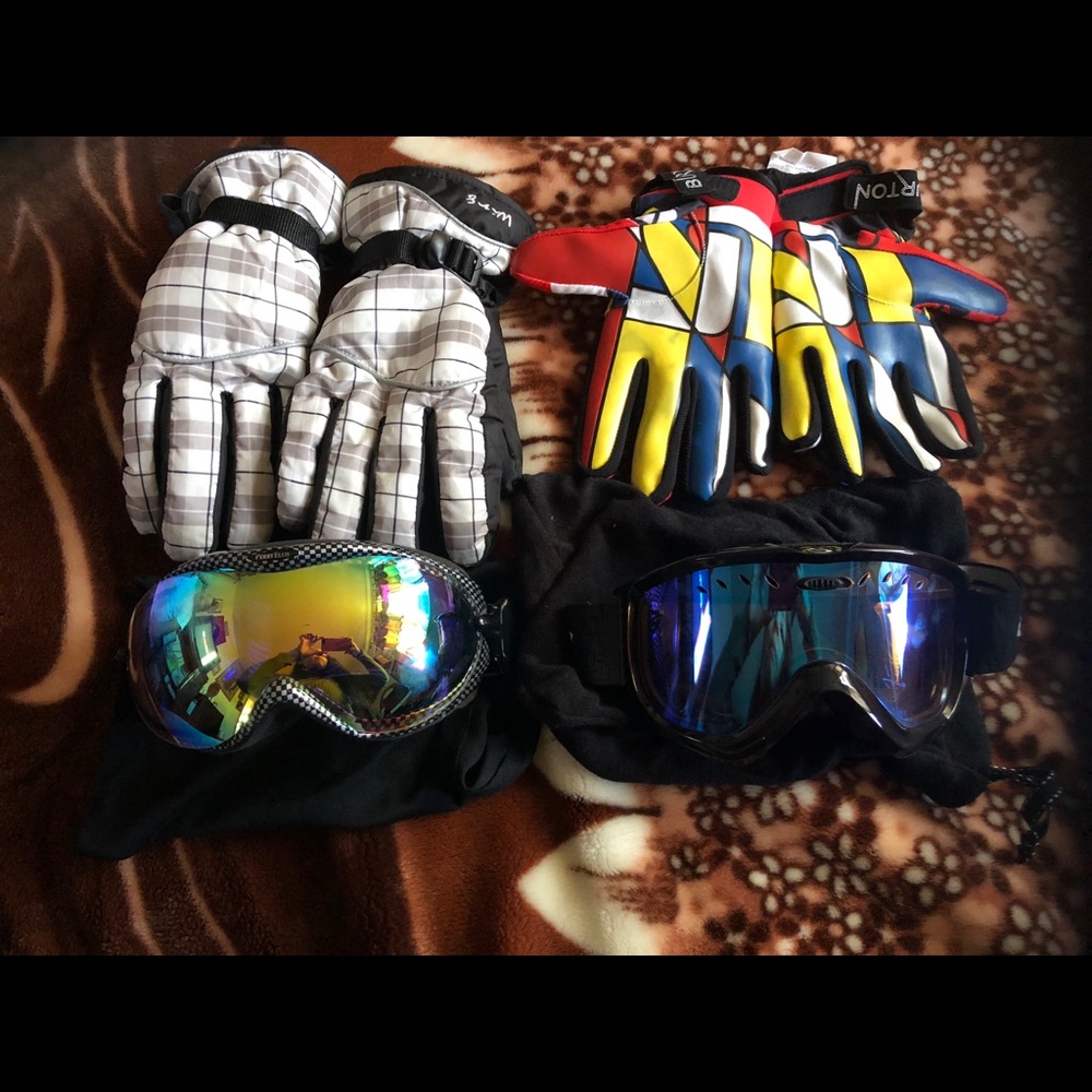 Skii goggles and gloves