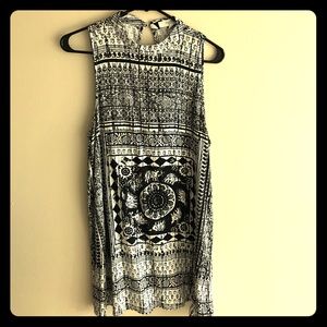 Black and white patterned dress with key-hole back