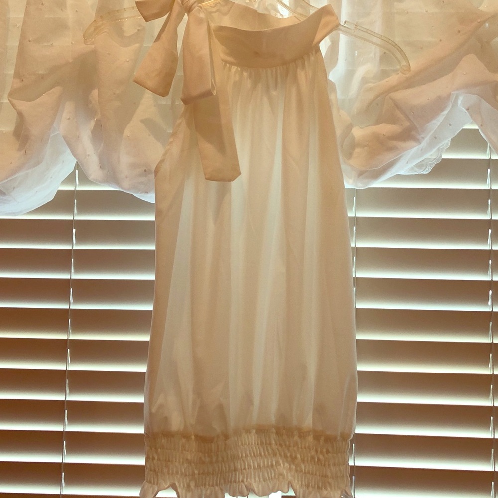 Pretty dress blouse with tie on collar SZ M