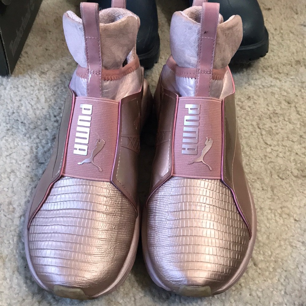 Rihanna pumas pink