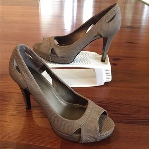 Bandolino leather Tan Embossed Heels. Sz. 9