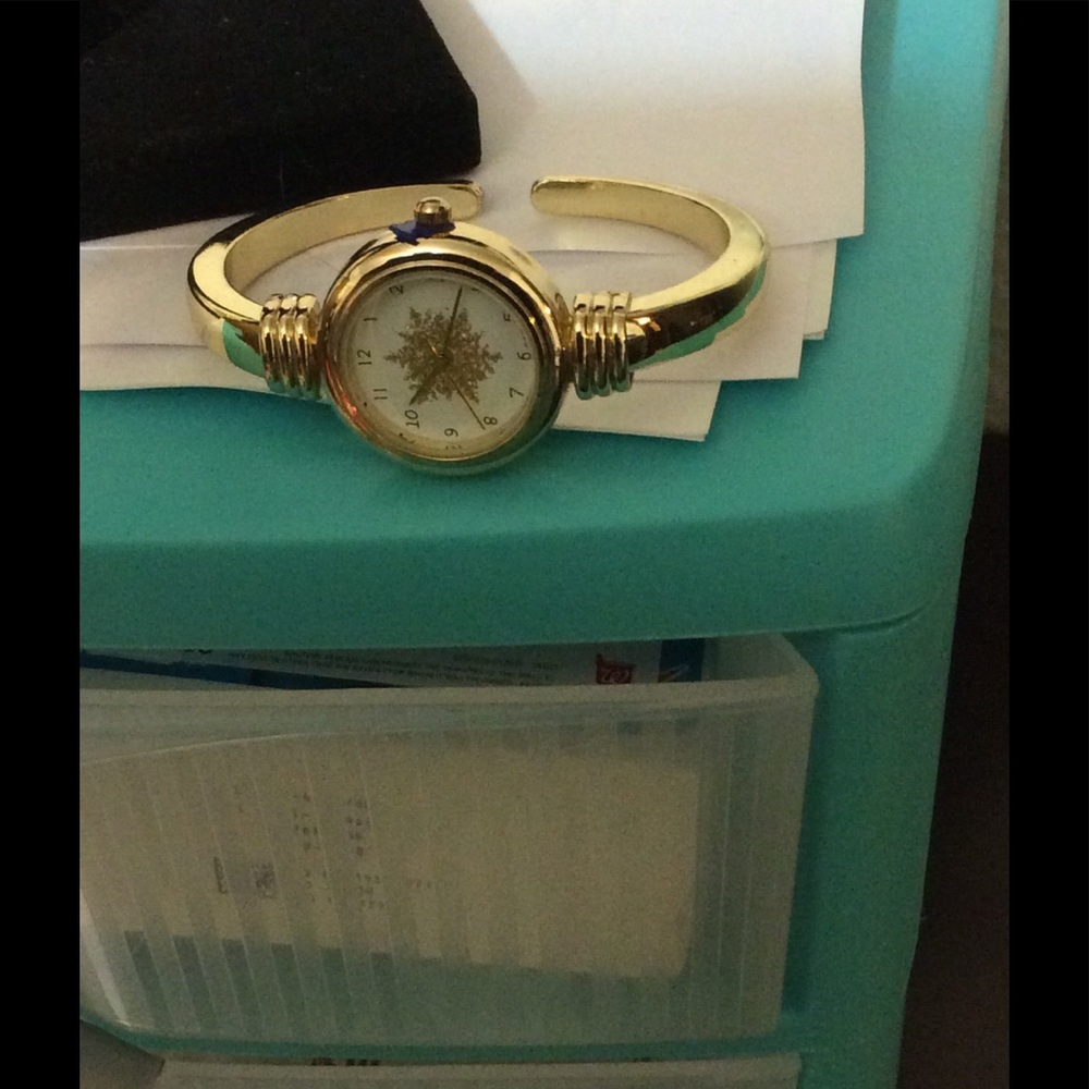 Like new, gold snowflake bracelet watch - Picture 3 of 3