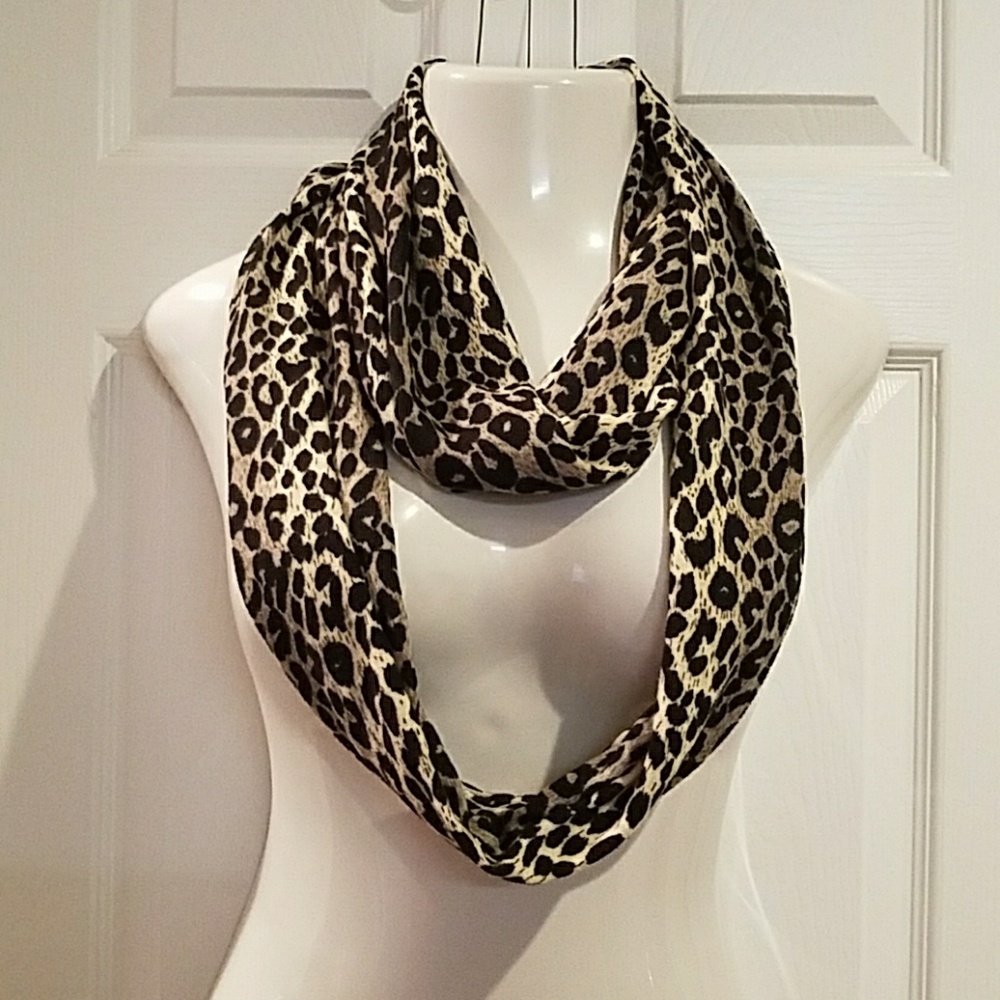 Leopard tee shirt infinity scarf Nwot