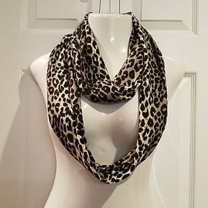 Leopard tee shirt infinity scarf Nwot