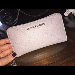 MICHAEL KORS WALLET!!