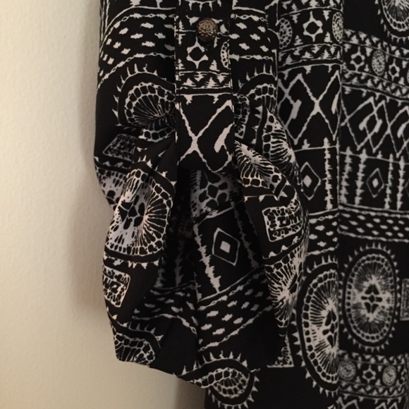 Black and White Pattern Blouse Size XL - Picture 5 of 8