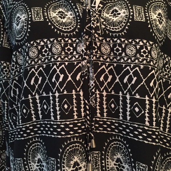 Black and White Pattern Blouse Size XL - Picture 6 of 8