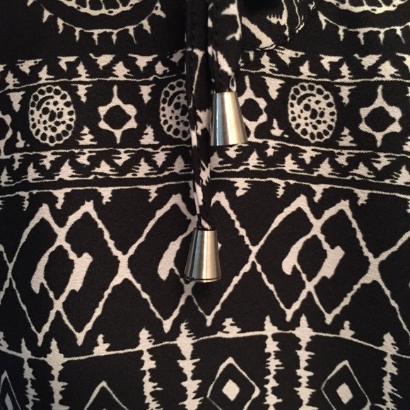 Black and White Pattern Blouse Size XL - Picture 7 of 8