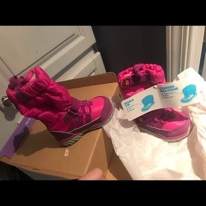 BNWT infant size 4 pink snow boots