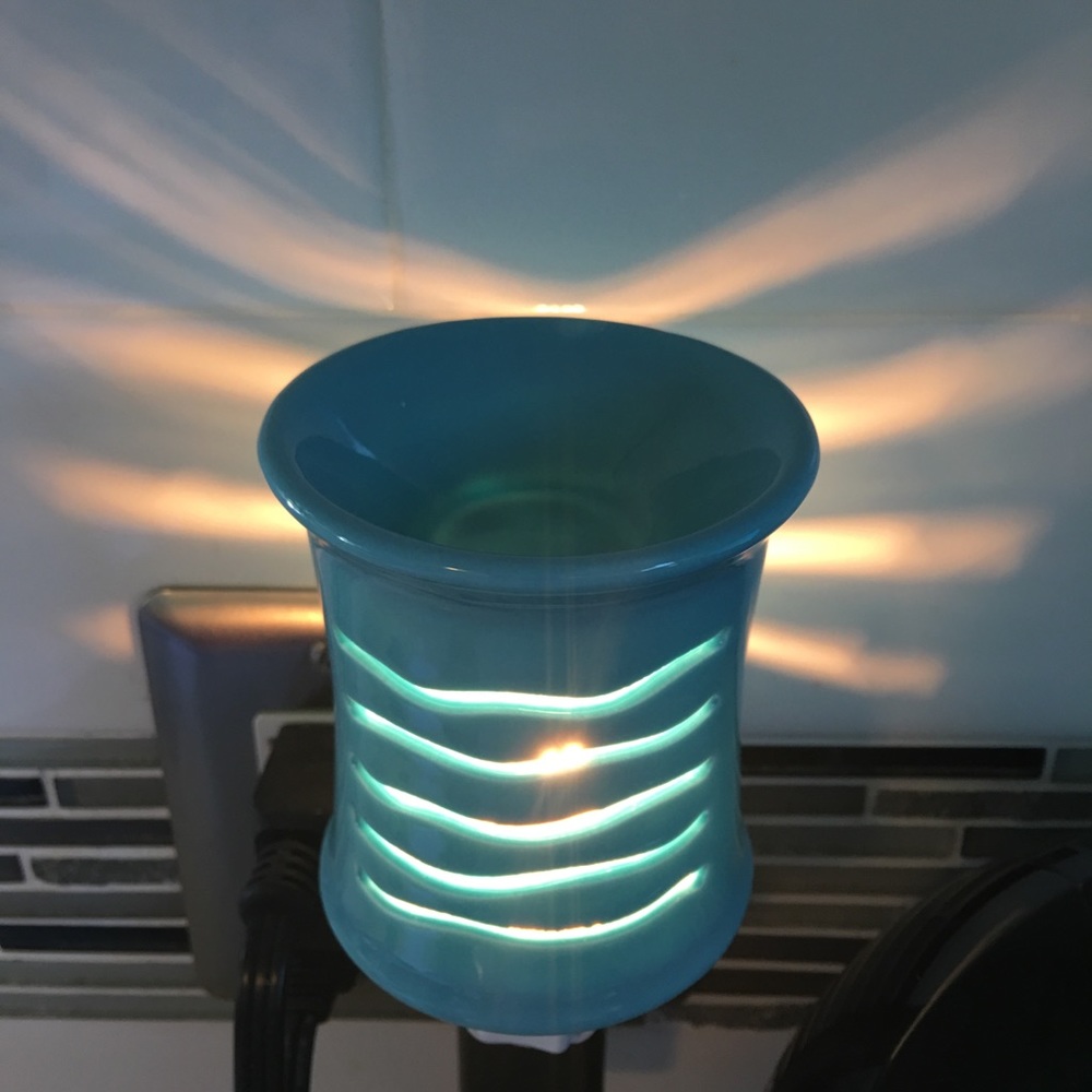 Scentsy Brand Plug In Warmer - Picture 3 of 3