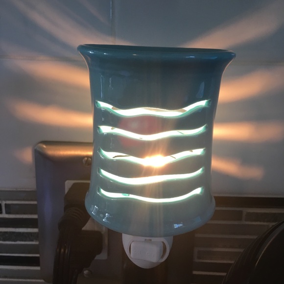 Scentsy Brand Plug In Warmer - Picture 2 of 3