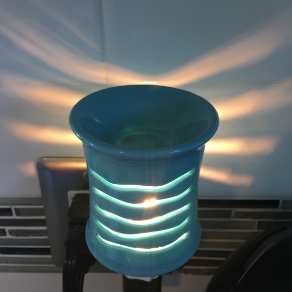 Scentsy Brand Plug In Warmer - Picture 3 of 3