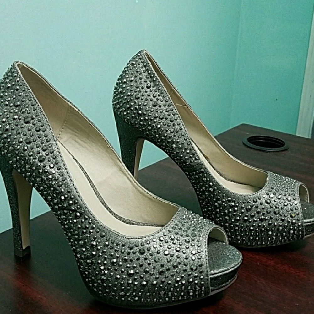 Charcoal 4" studded pumps