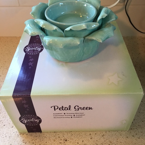 Scentsy Petal Green Warmer - Picture 2 of 4