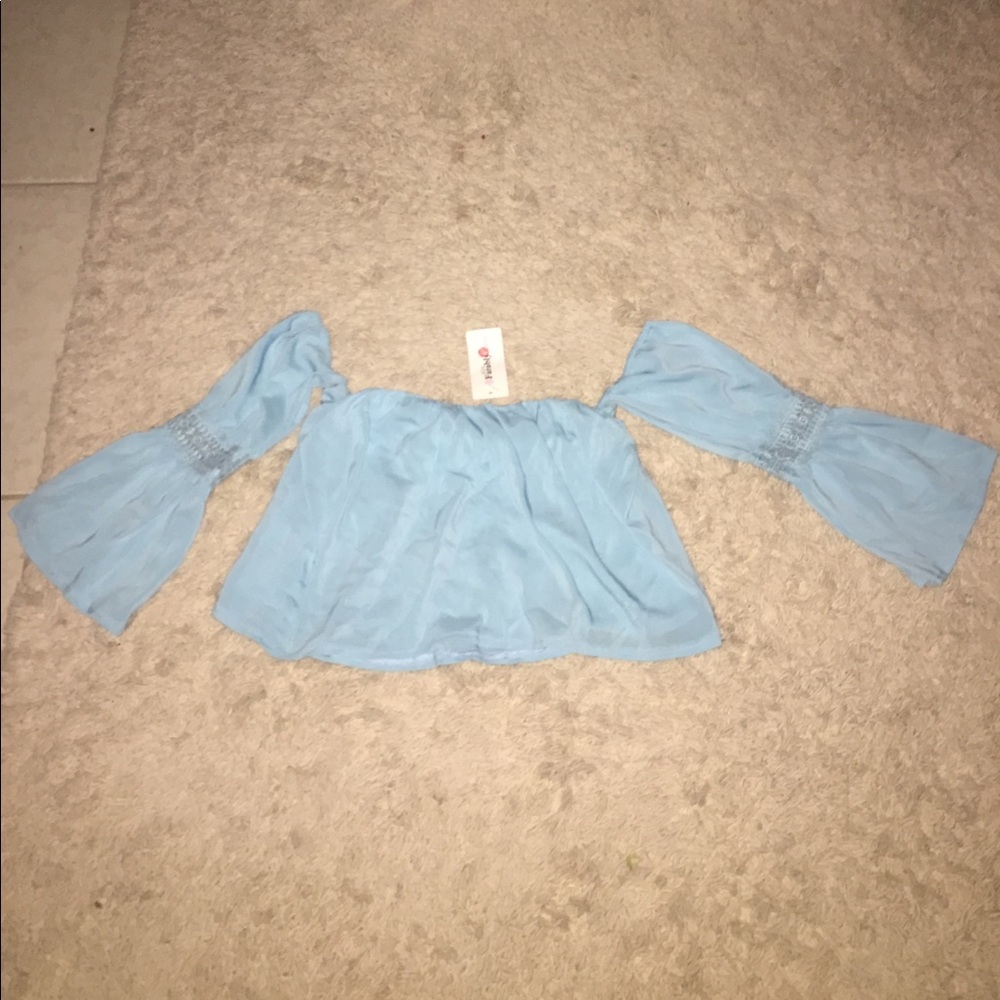 Crop top with sleeves