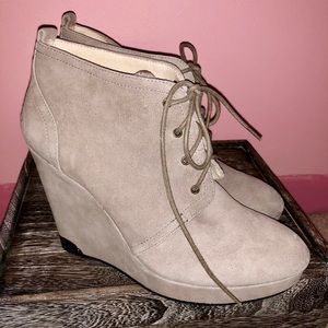 Vince Camuto Kelliana Wedge bootie in Smoke Taupe