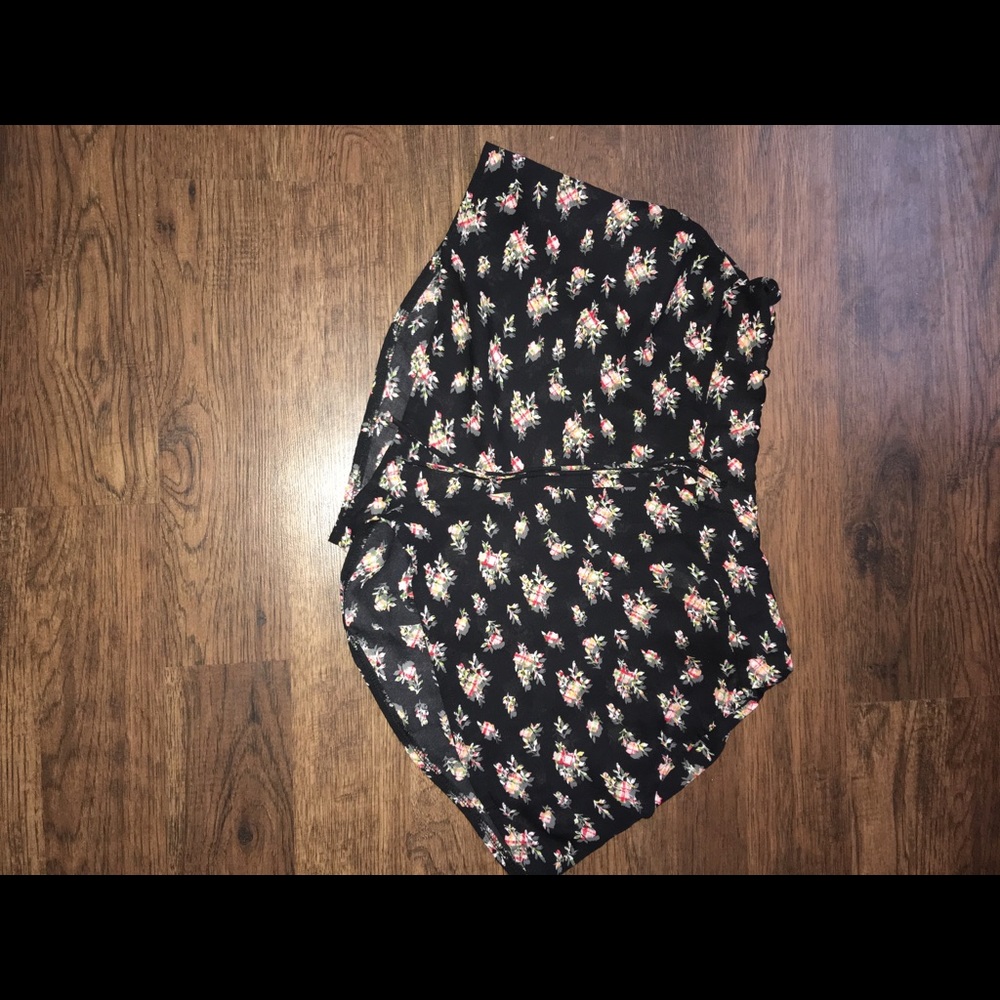 Black floral print flowy  shorts
