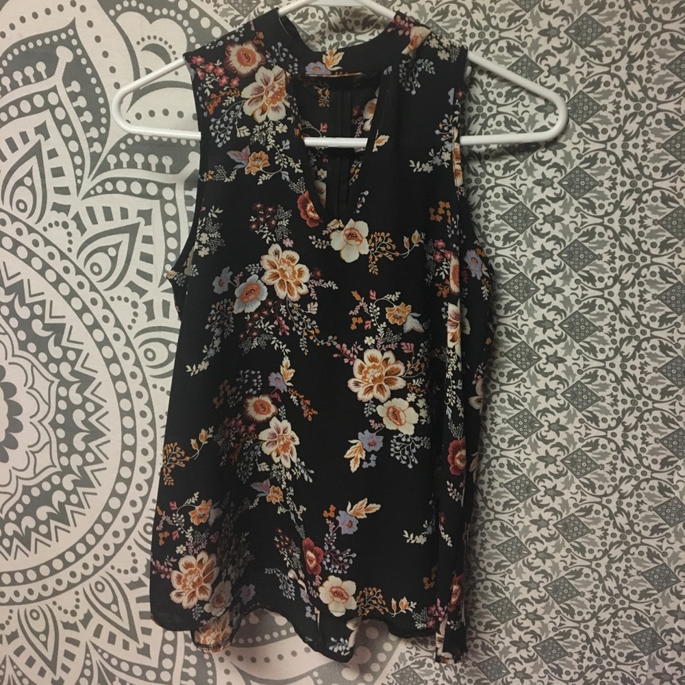 Key hole floral tank top✨