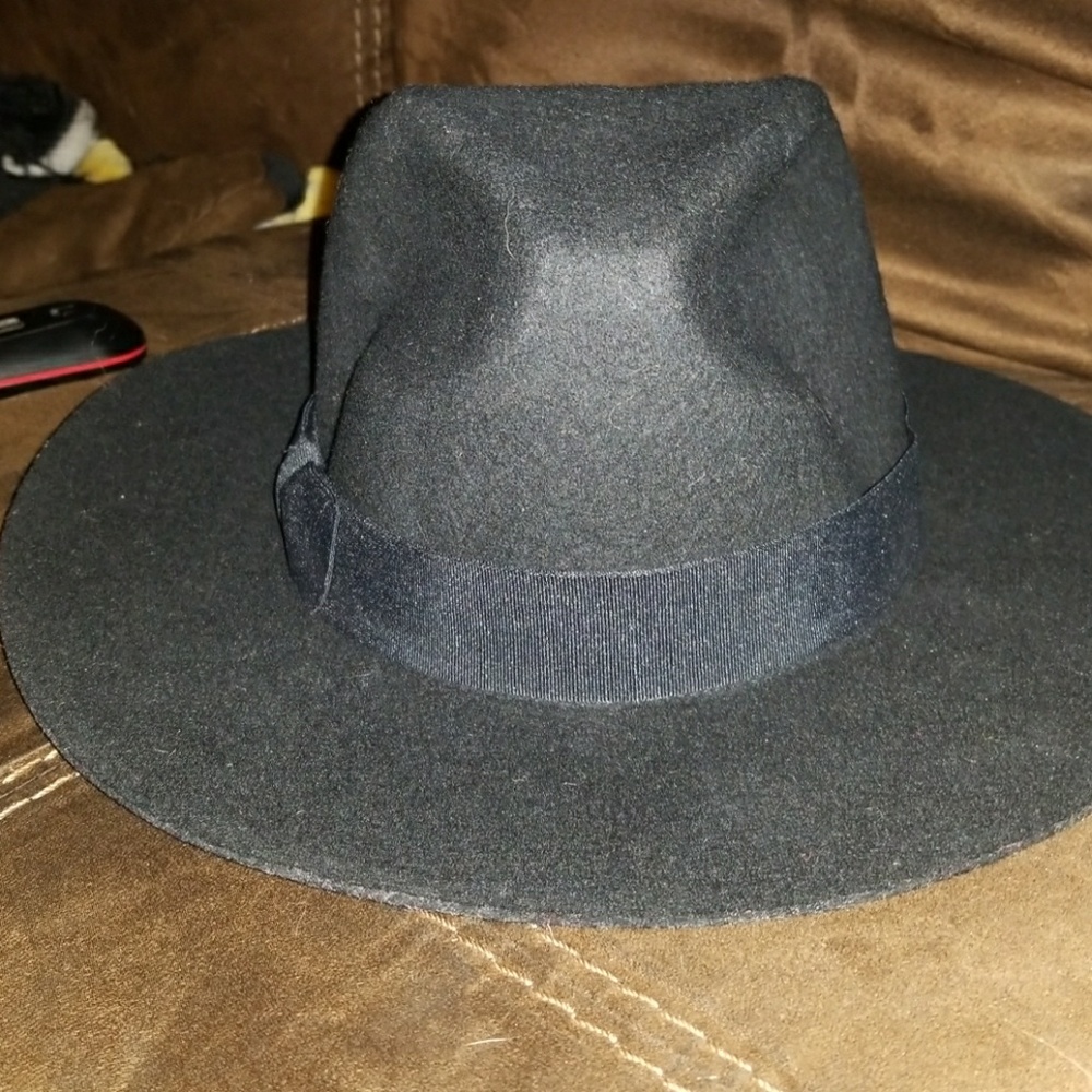 Lack of color black.womens hat